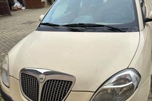 Lancia Ypsilon Sig.ra vende