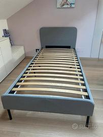 Letto singolo con doghe di legno.