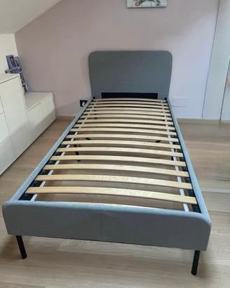 Letto singolo con doghe di legno.