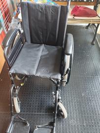 Sedia a rotelle con poggiapiedi