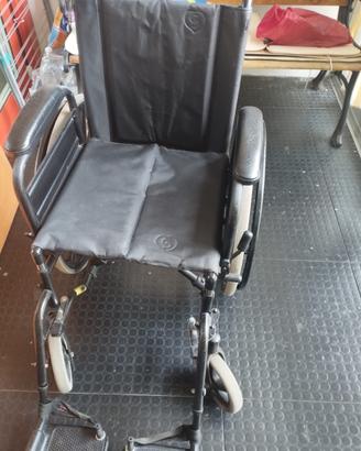 Sedia a rotelle con poggiapiedi