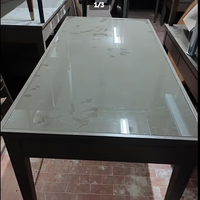 Scrivania/consolle con ripiano in vetro.