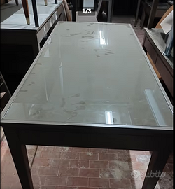 Scrivania/consolle con ripiano in vetro.