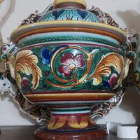 Coppiera con coperchio / dipinta a mano Deruta 