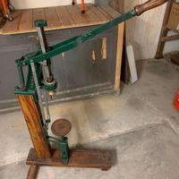 Tappatrice antica da collezione in metallo e legno