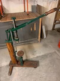 Tappatrice antica da collezione in metallo e legno