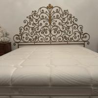 Testiera letto in ferro battuto dorato