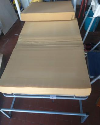 divano letto singolo  che , chiuso, diventa tavoli