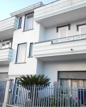Villa di 418 m² con più di 5 locali a Mondragone