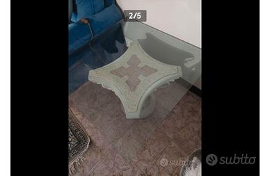 Tavolino con vetro e capitello