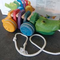 coccodrillo arcobaleno Rainbow Alligator  PlanToys