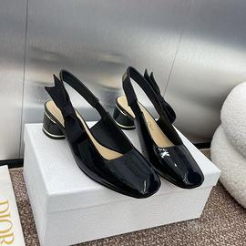 Un paio di sandali neri DIOR