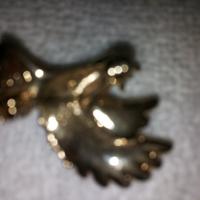 Spilla in metallo e brillantini