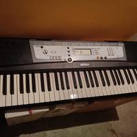 Pianola Yamaha PSR E213