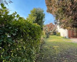 Casa a schiera di testa con ampio giardino