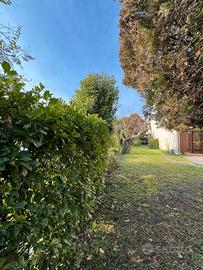 Casa a schiera di testa con ampio giardino