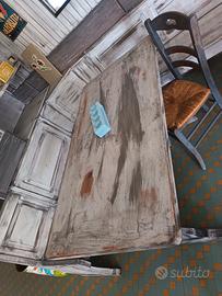 cassapanca con tavolo e sedie 