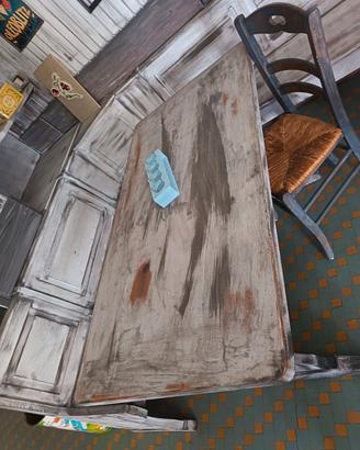 cassapanca con tavolo e sedie 