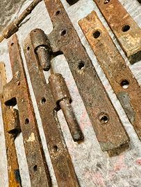 Cerniere per porte e portoni antiche.