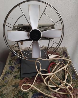 Ventilatore da tavolo vintage del marchio italiano