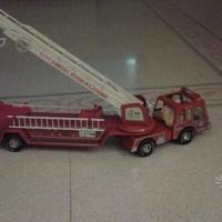 Camion dei vigili del fuoco in latta