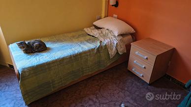 Letto singolo con doghe, materasso e comodino