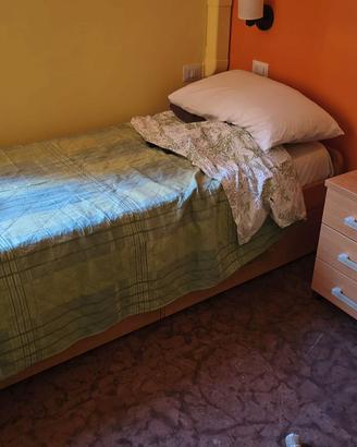 Letto singolo con doghe, materasso e comodino