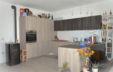 Cucina con elettrodomestici
