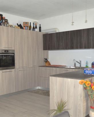 Cucina con elettrodomestici