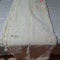 Coperta matrimoniale in lana ricamata a mano