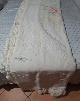 Coperta matrimoniale in lana ricamata a mano