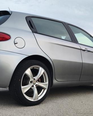 Alfa Romeo 147 JTD 150cv Q2 (BELLA)
