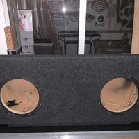 Cassa per auto in legno mochettata