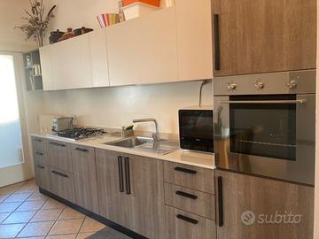 Cucina con top in okite + frigorifero