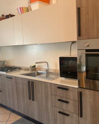 Cucina con top in okite + frigorifero