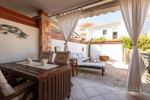 Villasimius villetta con giardino e box auto