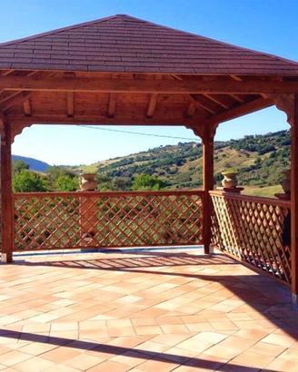 Gazebo in legno lamellare con montaggio