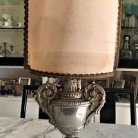 Lampada antica con paralume a ventola sagomata