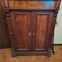 Mobile antico in radica di noce