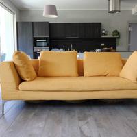 Divano giallo ocra chiaro.