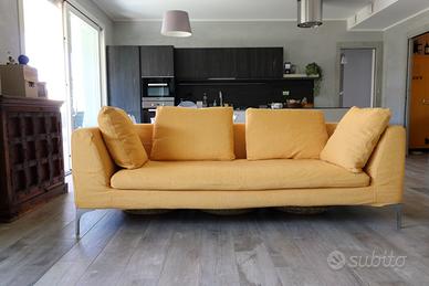 Divano giallo ocra chiaro.