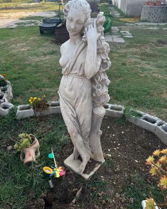 Statua in cemento bianco