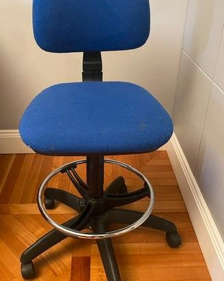 Sgabello regolabile con pistone