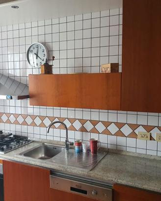 Cucina con elettrodomestici