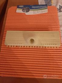 Tappetino di gomma e scopettone