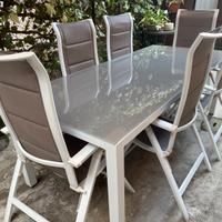 Tavolo e sedie da giardino