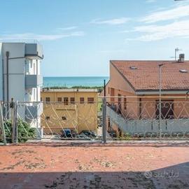 Casa singola con magazzino. Marotta M/3068