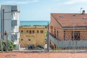 Casa singola con magazzino. Marotta M/3068