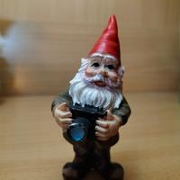 Statua gnometto con camera fotografica 