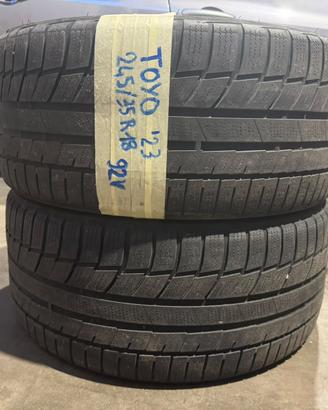2 Gomme invernali Toyo 245/35 R18 92V